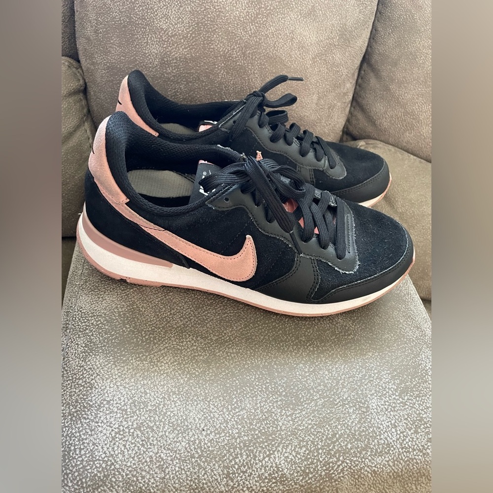 Nike women’s  Internationalist Black/pink Athletic Low Top Shoes Sz 7.5